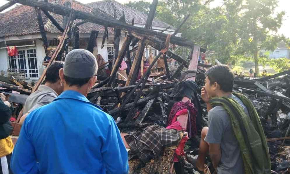 70fotorumahkebakar.jpeg