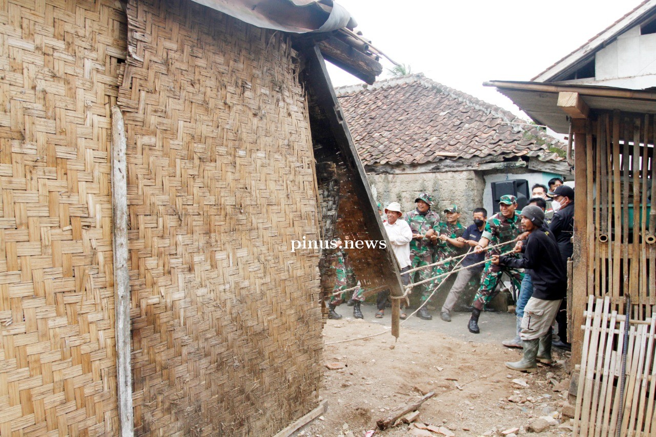 Dandim 0608/Cianjur Robohkan Rutilahu dan Lakukan Bedah Rumah