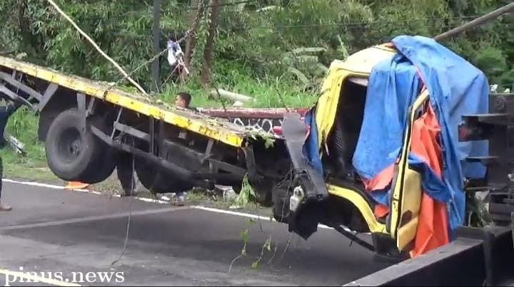 Truk Bermuatan Baja Hantam Truk Box, Masuk Jurang Jembatan Cikundul