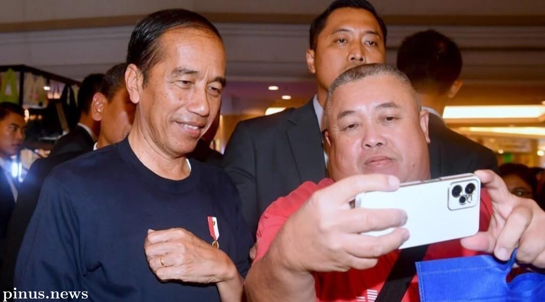 Presiden Jokowi Sapa Warga Saat Malam Mingguan di Brunei