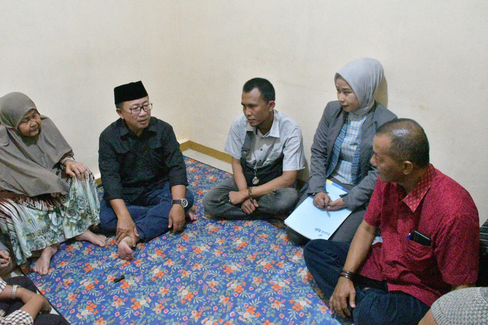 Kadis Dinsos Dampingi Bupati Cianjur Berikan Bantuan Kepada Tiga Keluarga Korban Kebakaran