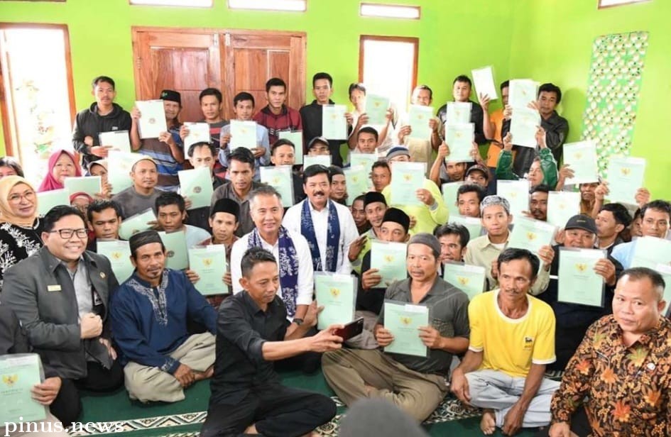 Bey Machmudin Dampingi Menteri ATR Berikan Sertifikat Huntap Warga Terdampak Longsor