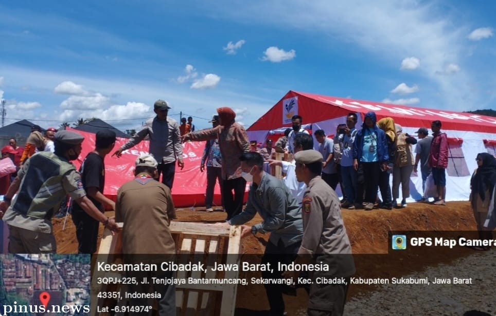 Kemensos Pasang Tenda untuk Korban Longsor Sukabumi