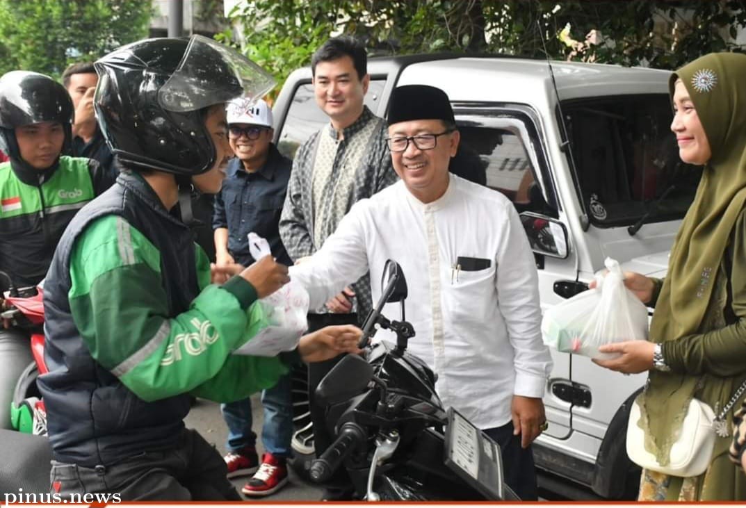 Kepala Dinas Kesehatan Dampingi Bupati Cianjur Bagikan Takjil Gratis