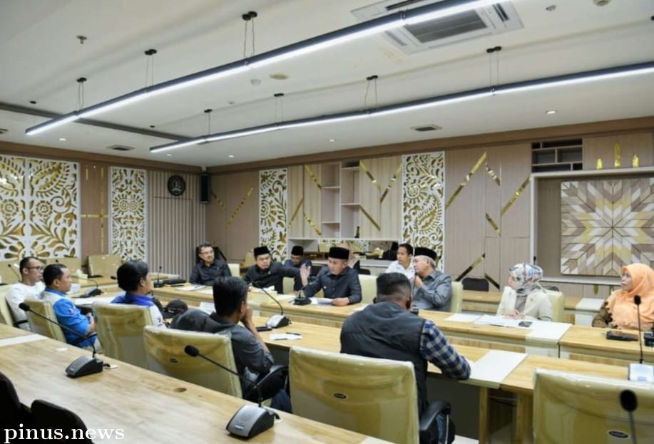 Bey Machmudin Terima Pekerja di Kantor Dewan Tegaskan Tak Akan Terbitkan Kepgub Skala Upah