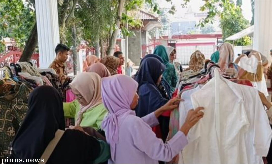 Baju Bekas Pejabat Cianjur Dibagikan, Setiap Orang Dapat 2 Potong Pakaian