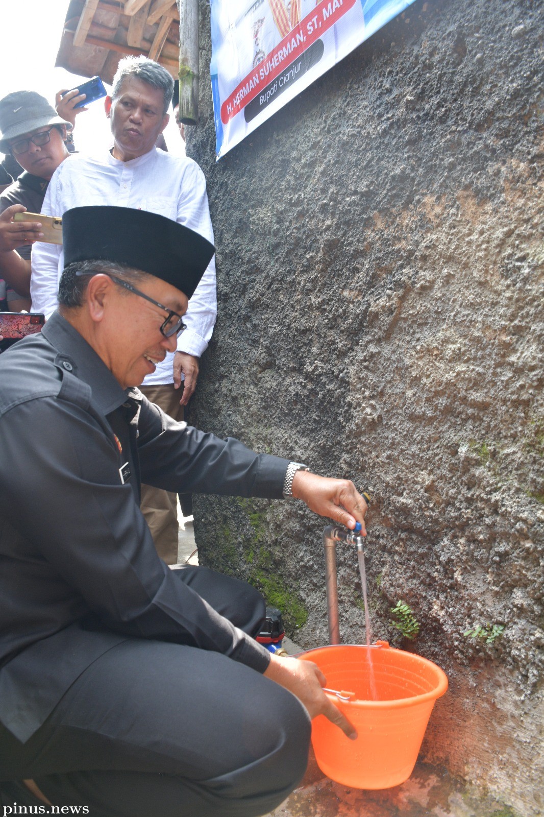 Bupati Cianjur Hibahkan Pemasangan Air Minum untuk Warga masyarakat