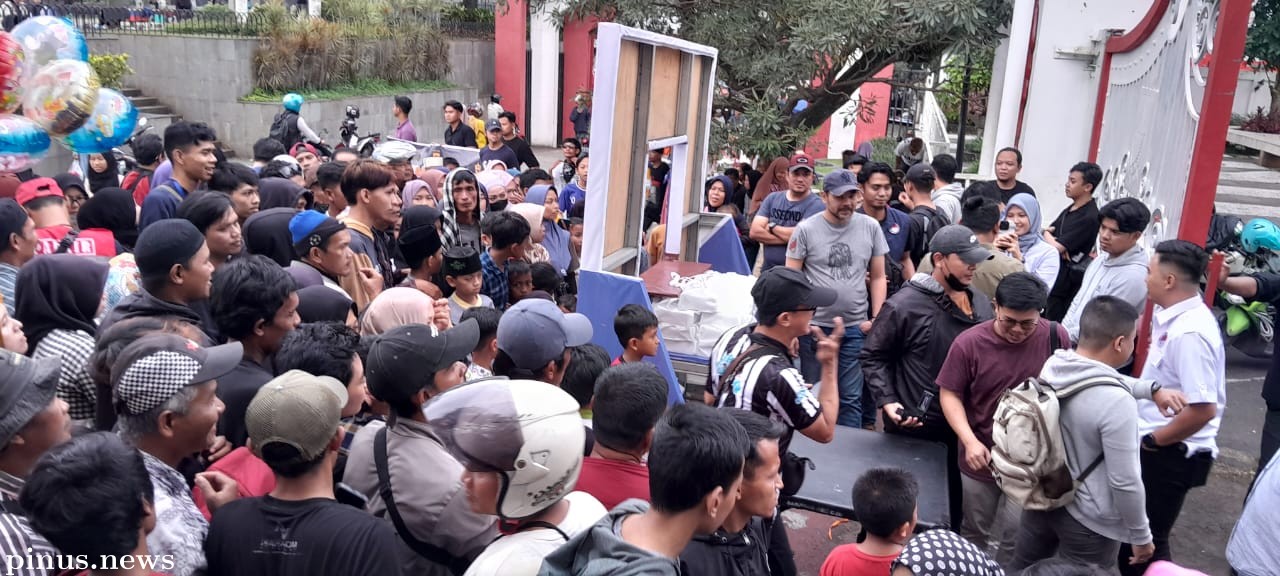 Polres Cianjur Beri Takjil Gratis untuk Buka Puasa Warga