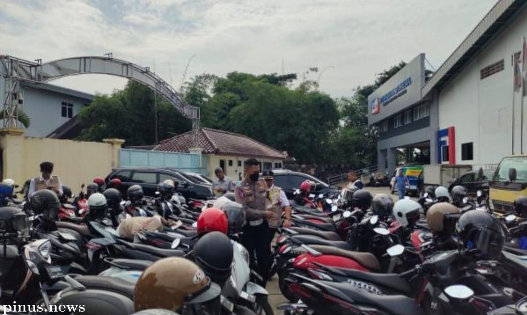 Ratusan Ribu Kendaraan di Cianjur Tak Bayar Pajak, Samsat Bergerak Tempel Stiker Nunggak Pajak