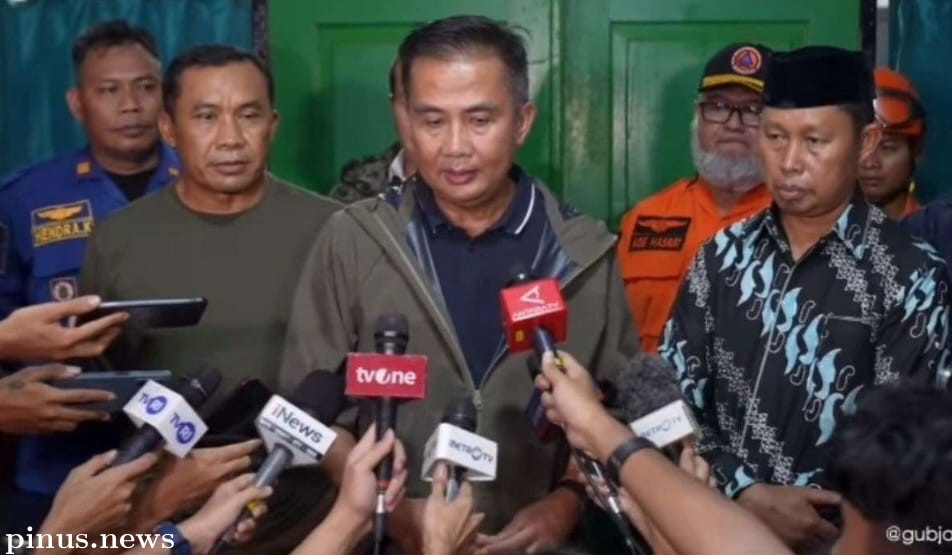 Tinjau Lokasi Kebakaran Gudang Amunisi, Bey: Keselamatan Warga yang Utama