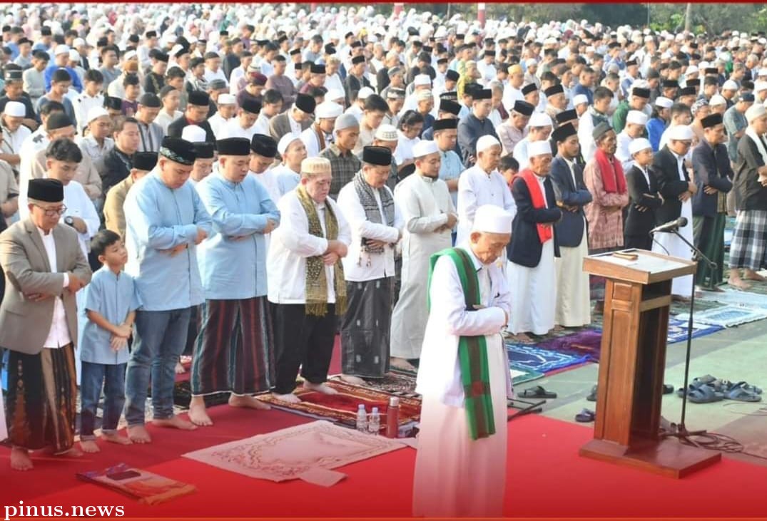 Bupati Herman Menunaikan Salat Idul Fitri Bersama Masyarakat di Masjid Agung Cianjur