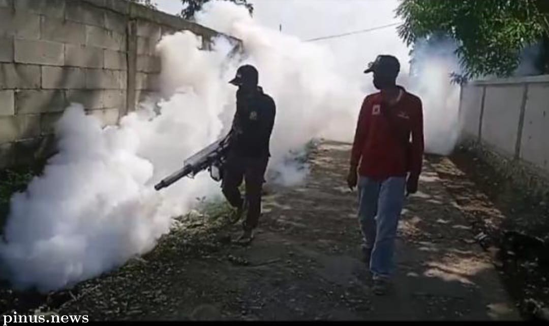 Antisipasi Nyamuk DBD, Pemdes dan Puskesmas Saganten Cianjur Fogging Permukiman Warga