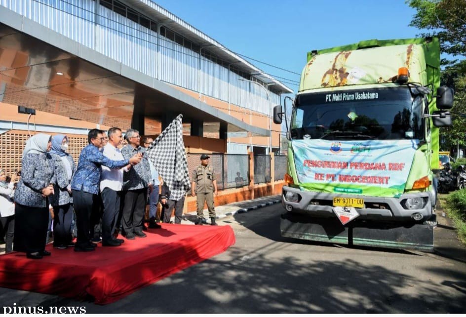 Bey Machmudin Kawal Pengiriman 16 Ton RDF Terbuat dari Sampah ke Pabrik Semen