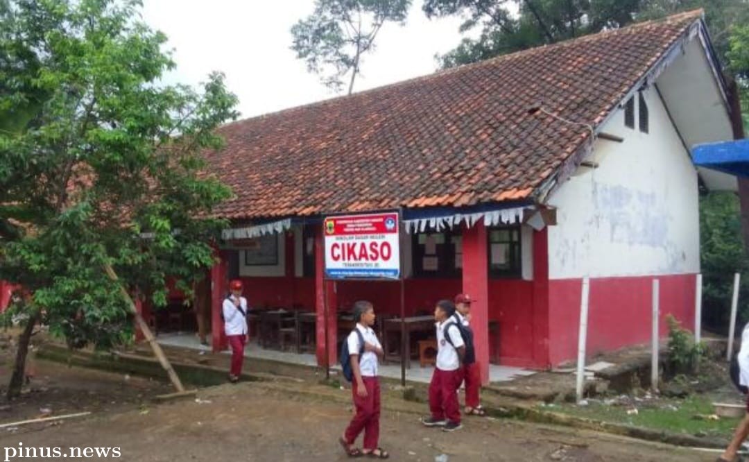 Kurang Ruang Kelas, Pelajar SD Cikaso di Sukaresmi Cianjur Belajar di Teras