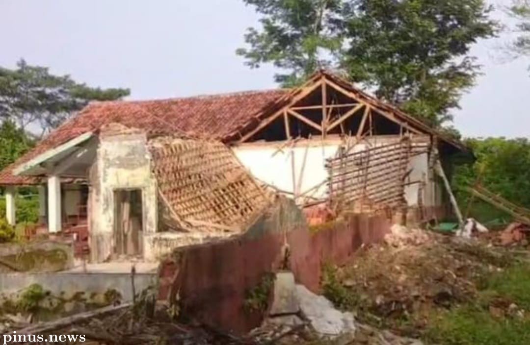 Tidak Ada Bantuan Dana, Bangunan SDN Ciawitali Agrabinta Cianjur Ambruk
