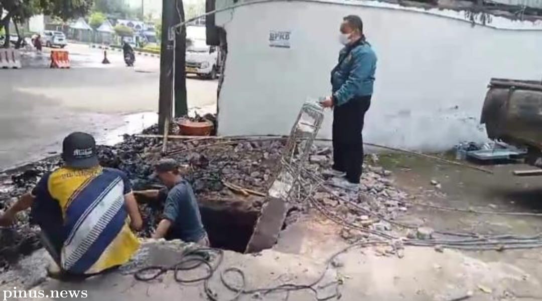 Banjir Melanda, UPTD PUTR Cianjur Bersihkan Gorong-gorong di Panembong