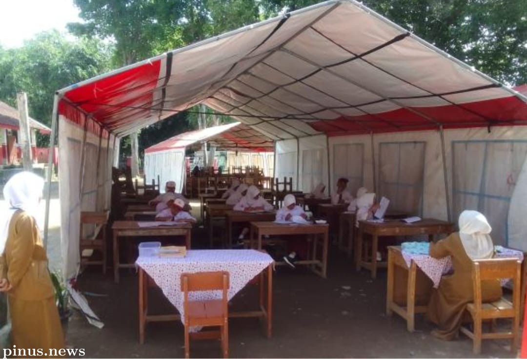 Kena Gempa Tak Dibangun, Puluhan Siswa SD Citamiang Pacet Terpaksa Belajar di Tenda