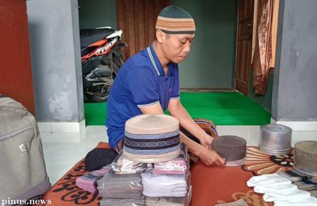 Jelang Lebaran Haji Penjualan Peci Rajut Meningkat