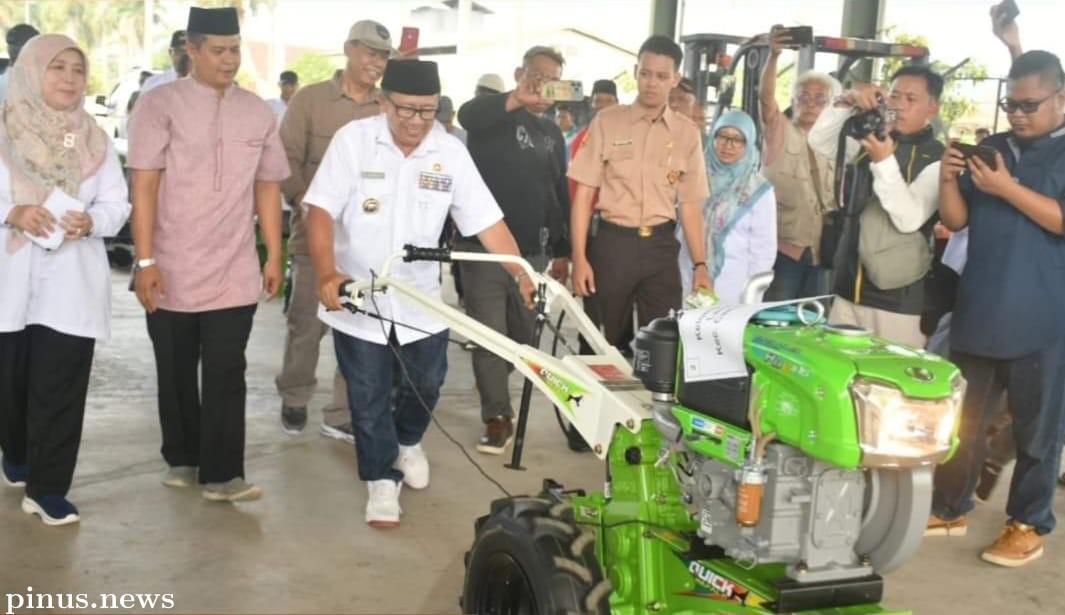 Bupati Cianjur Serahkan Bantuan Alsintan Traktor Roda Dua Kepada Petani 