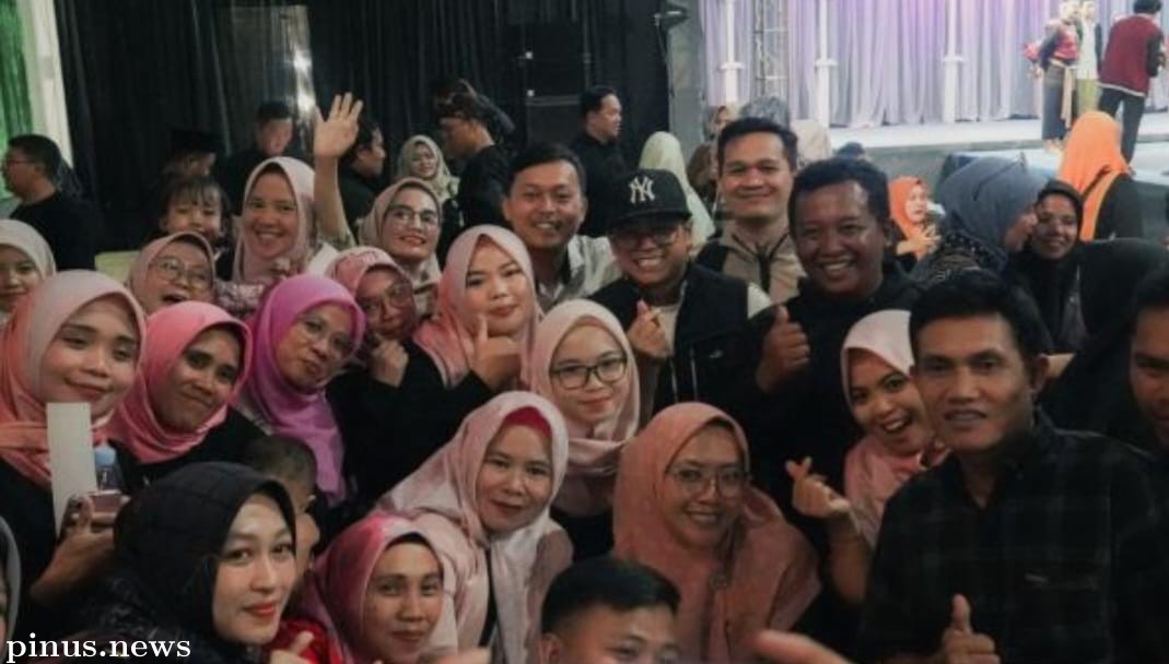 Saat Hadiri Drama Musikal di Assakinah, Ibu-Ibu Kerubuti Ibang Calon Wakil Bupati Cianjur 2024