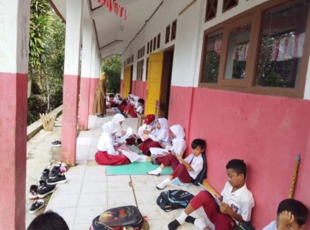Pemkab Cianjur Belum Perbaiki SD Majumulya Sindangbarang, Murid Belajar di Kelas dan di Lantai