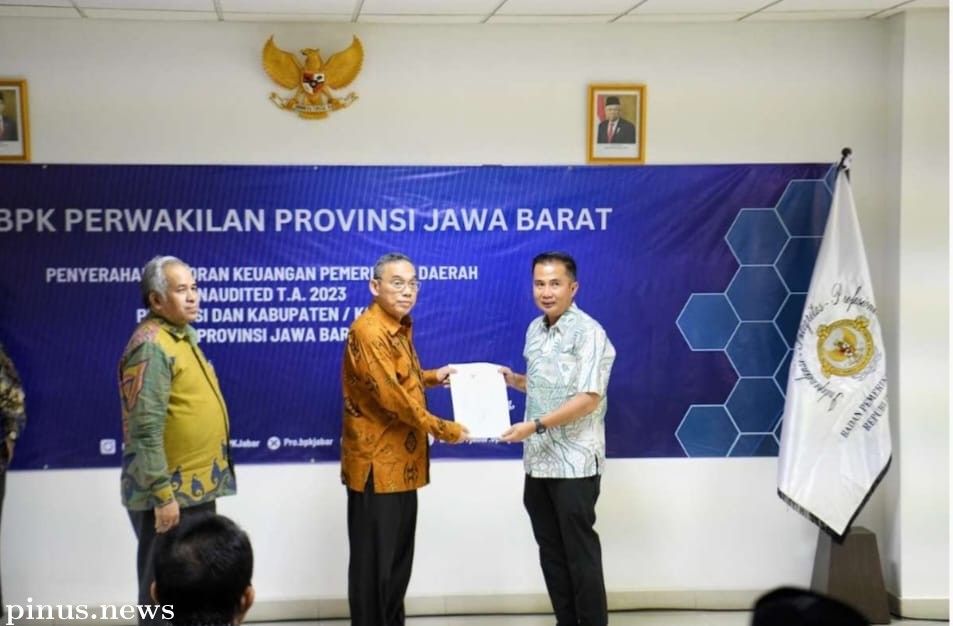 Bey Machmudin Serahkan LKPD Unaudited ke BPK RI
