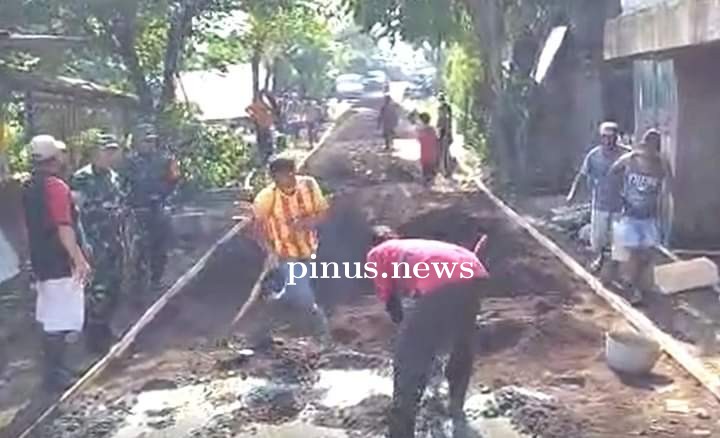 Koramil 01/Kota Gandeng FKKPPI Karya Bakti HUT TNI Ke 77 di Bojongherang Cianjur