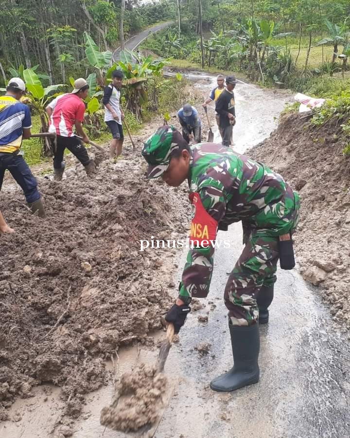 Babinsa Sartono dan Warga Bersihkan Tanah Longsor