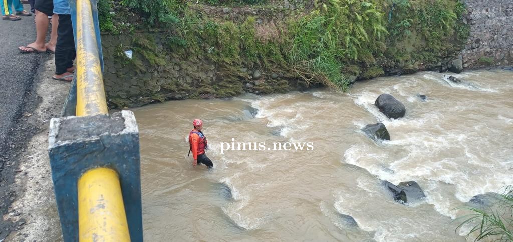 Lintasi Jembatan Bambu, Anak Tuna Rungu Terseret Derasnya Sungai Cisungareun